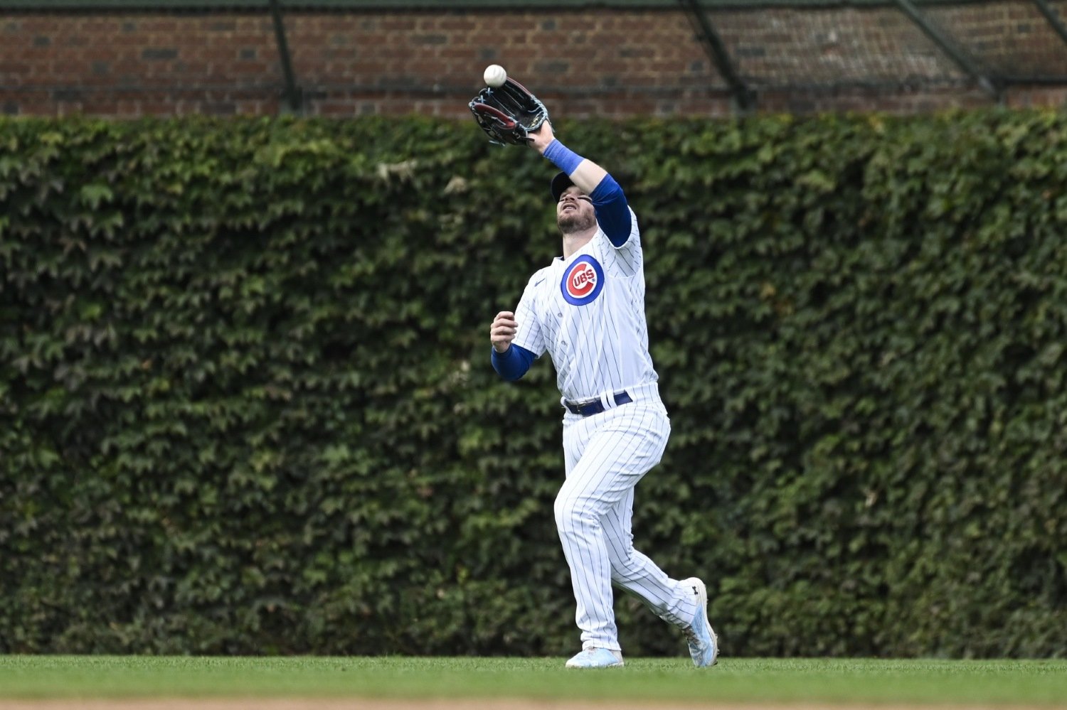 Ian Happ is Playing Defense Like the Ball is Alive and Hates Him - Cubs -  North Side Baseball