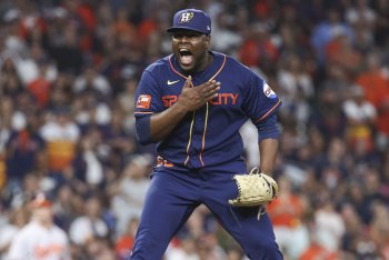 Cubs Add Hector Neris to Bullpen