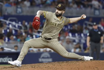 Three Free Agent Relievers Cubs Should Target This Offseason